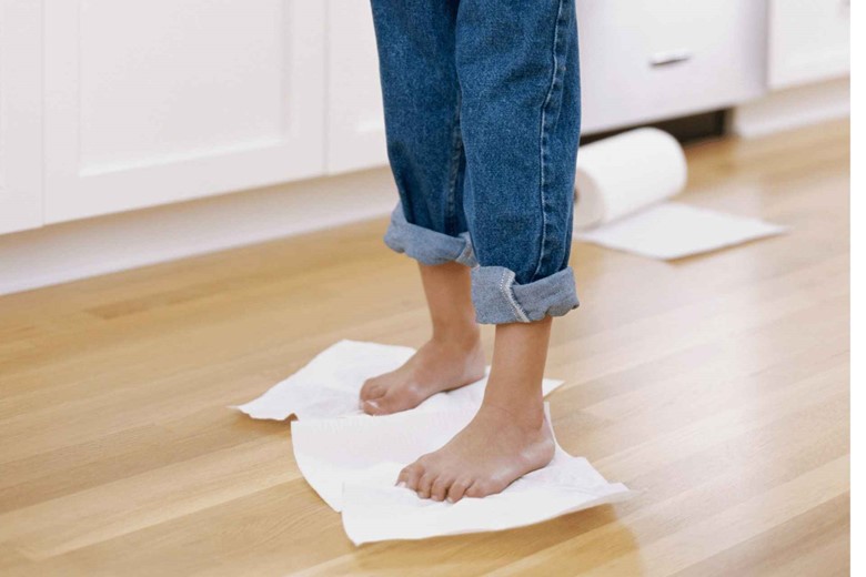 drying feet with sponge