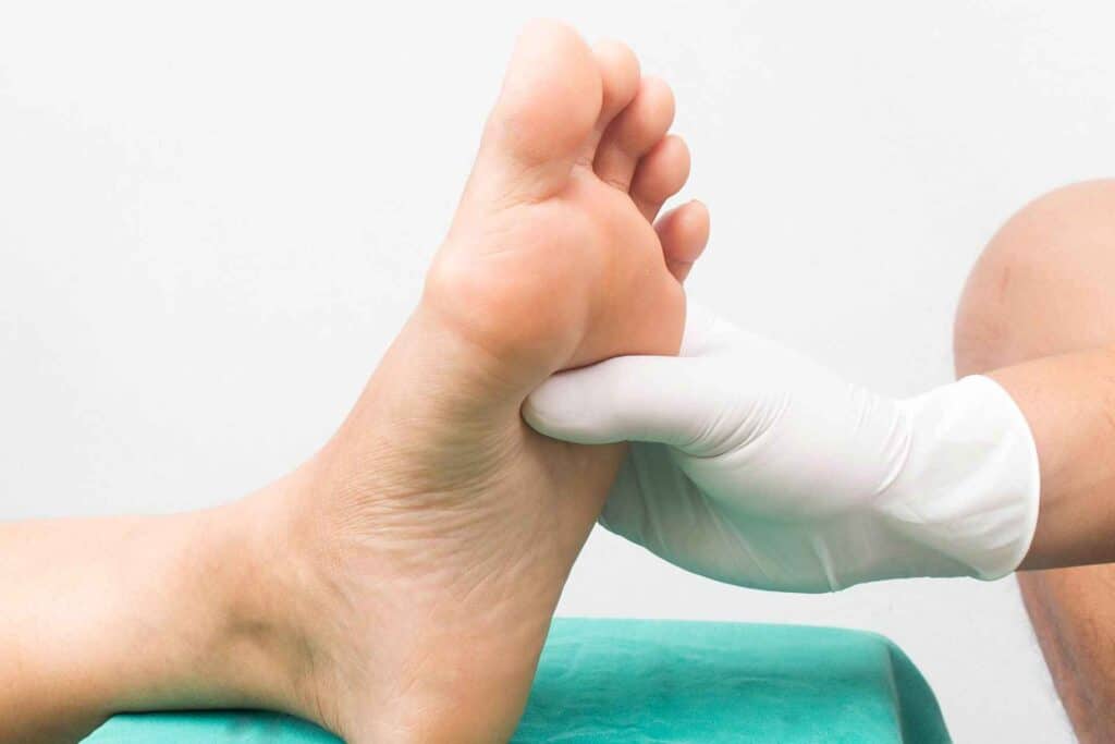 A professional pressing feet with diabetic neuropathy