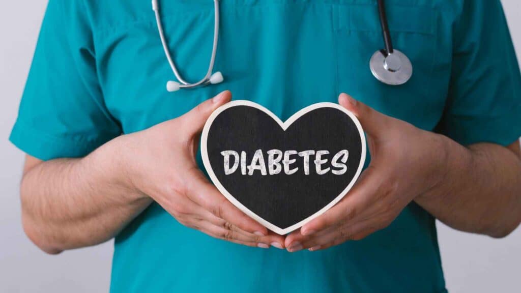A dooctor with a heart in hands on which diabetes is written