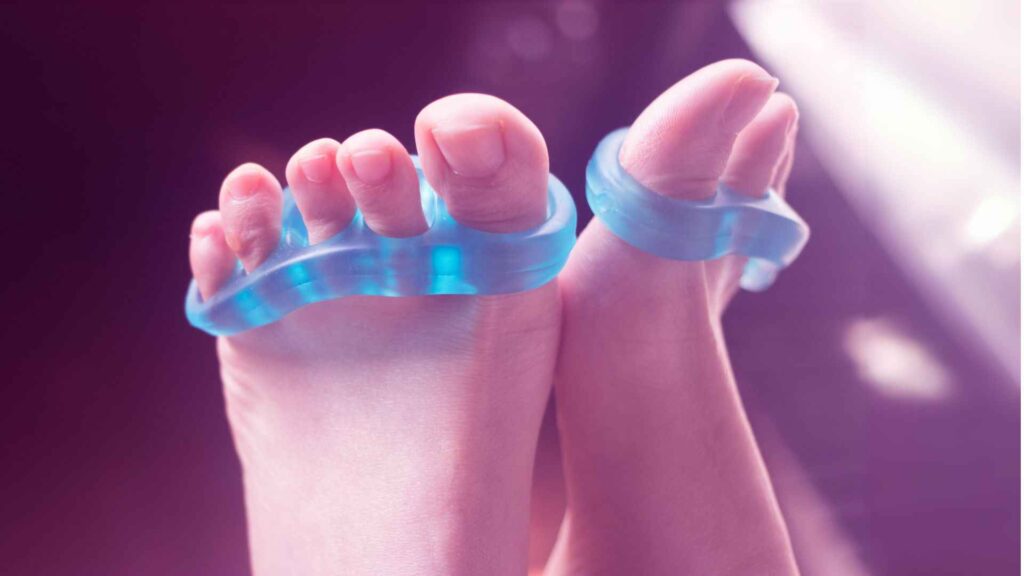 Feet with toe separators